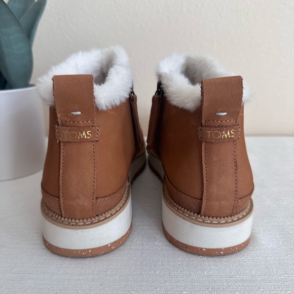 TOMS Tan Suede Leather Faux Fur Lining Cozy Ankle Booties Women’s 9 - Picture 8 of 11